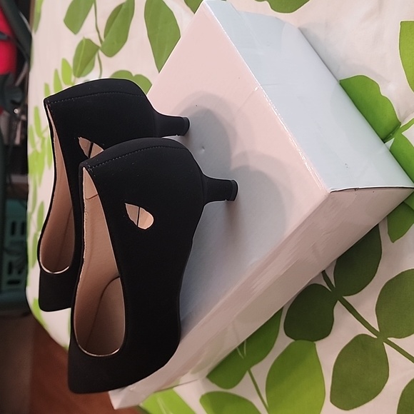 Black kitty  heels  pump - Picture 3 of 3